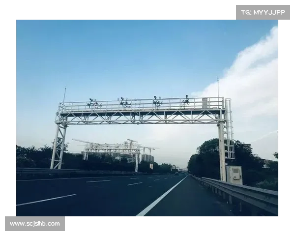 杨高南路惊险一幕:半挂车撞击龙门架,险情瞬间升级 杨高南路惊险一幕:半挂车撞击龙门架,险情瞬间升级
